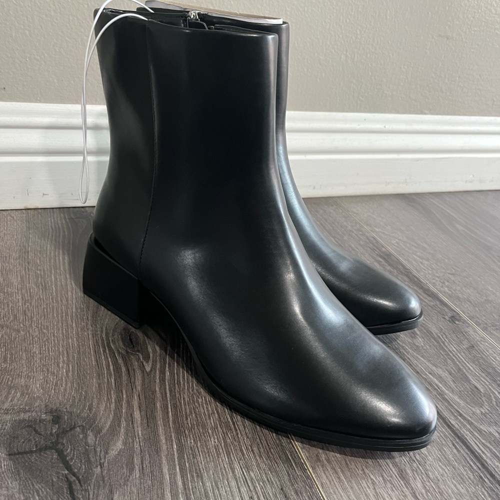NWT Womens Ankle Boots.  Size 7.5.